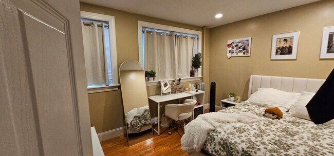 Building Photo - $500 Rebate Upon Closing! Luxury Apt. Near BU Campus.  Ht/HW Included.