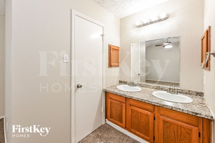 Building Photo - 5510 Stone Creek Dr