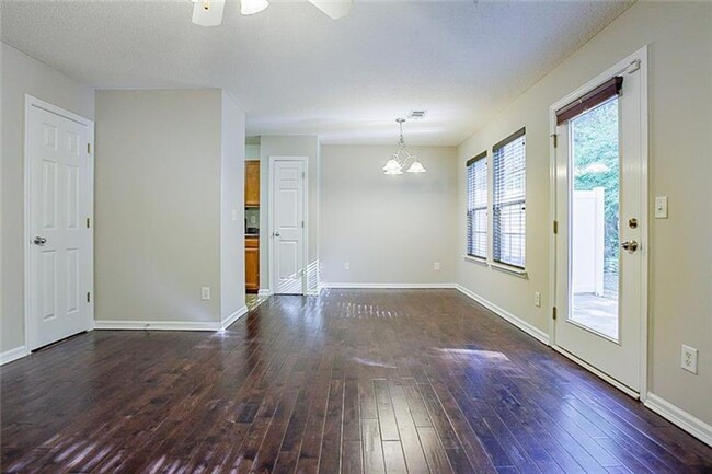 Building Photo - Spacious townhome minutes from Midtown Atl...