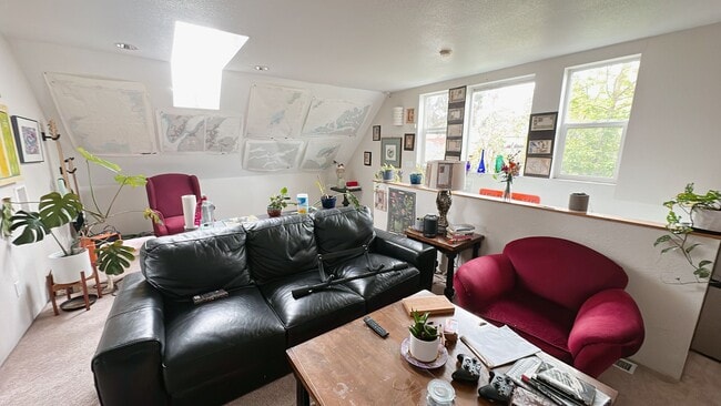 Building Photo - PRELEASE: 5 bdrm/2 bath in York neighborhood