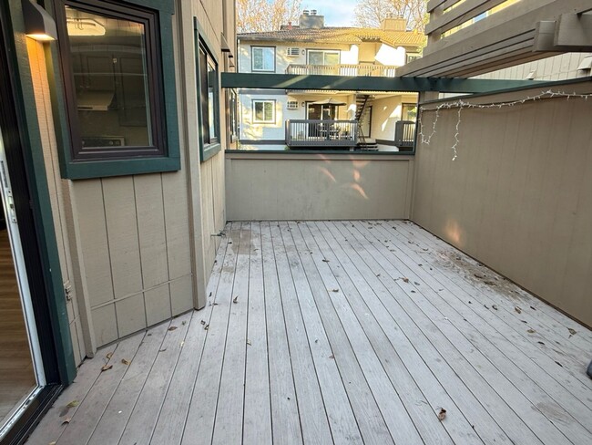 Building Photo - Well Appointed 3 Bedroom 2.5 Bath Townhome in Perfect Campbell Location!