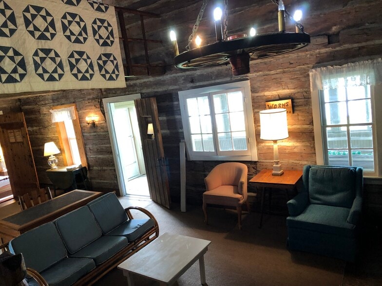 Building Photo - 7990 Paradise Trl