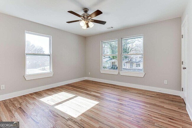 Building Photo - 870 Gaston St SW
