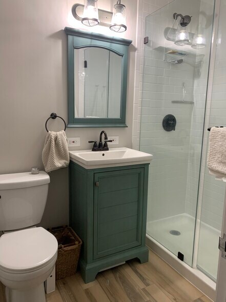 Master bathroom - 1001 Eddy Ct