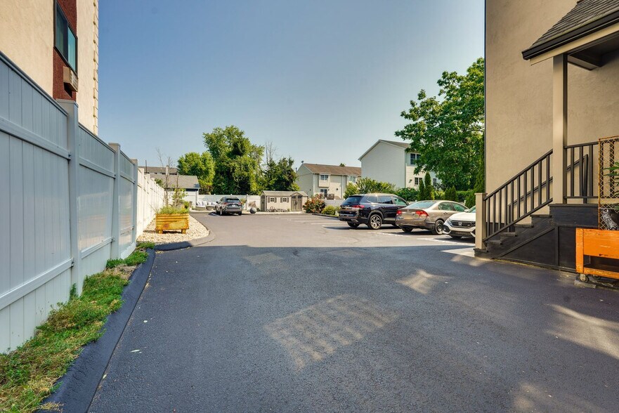 Building Photo - 930 Cove Rd