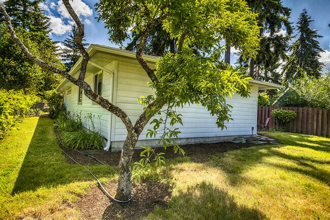 Building Photo - 4 Bedroom Home Lakewood