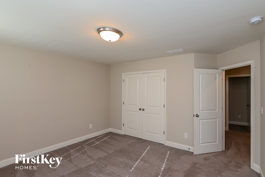 Building Photo - 9147 Marion Oaks Dr