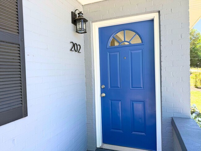 Building Photo - 202 Mayflower St