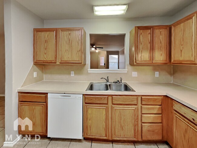 Building Photo - 528 N Brentwood Ave