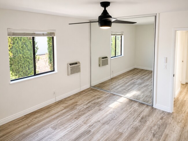 Building Photo - 2109 Bernardo Ave