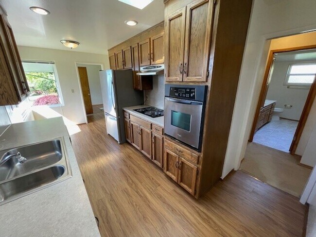 Building Photo - Edmonds View Home