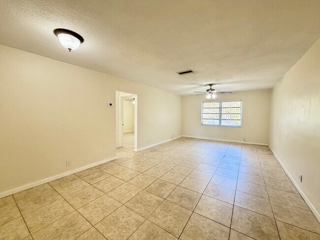 Building Photo - 5811 NE 14th Rd