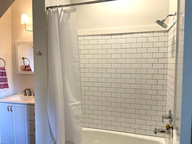 Building Photo - Renovated Historic One Bedroom Apartment D...