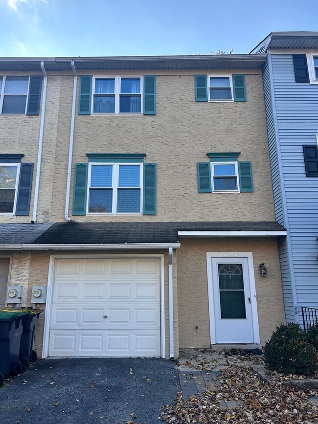 Building Photo - 2 bed 2 bath Townhouse in Woodmill
