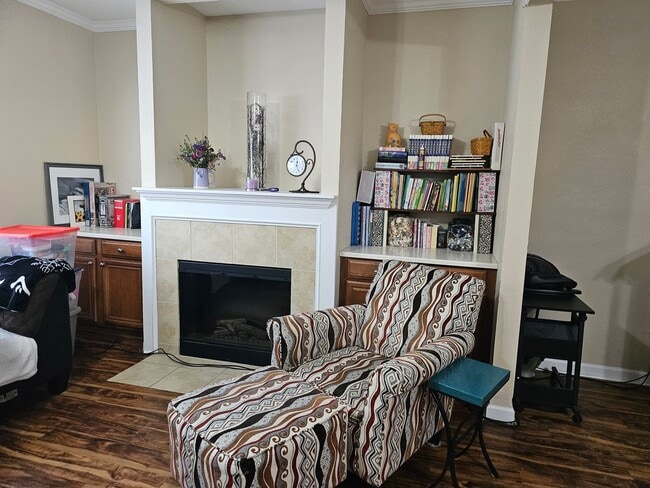 Building Photo - Townhome Off The Parkway With 1 Car Garage