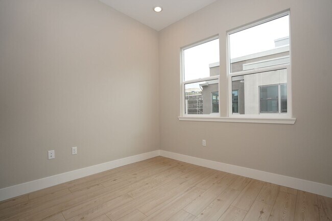 Building Photo - New Construction End Unit Luxury Townhome in Central Sunnyvale Location!