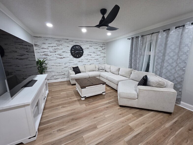 Building Photo - 2430 Canopy Dr