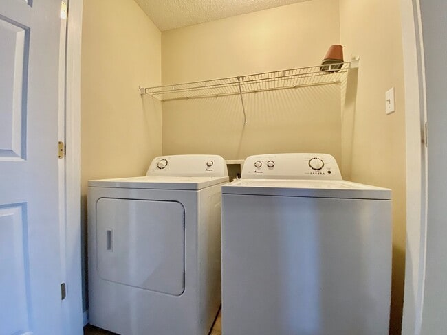 Building Photo - Desirable Saltillo Neighborhood