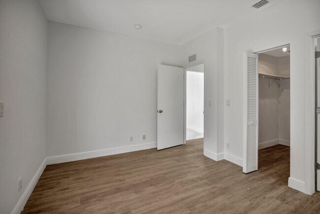 Building Photo - 1102 S 20th Ave