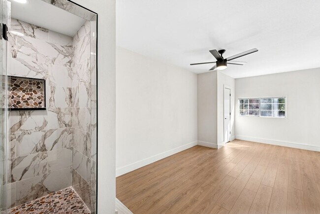 Building Photo - Newly Remodeled Duplex Great Location!