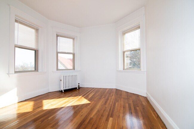 Building Photo - Renovated 2BR apartment with balcony, heat inc. on Brookilne/Allston line!