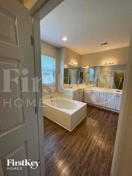 Building Photo - 3396 Forest Glen Dr