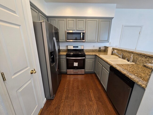 Building Photo - 3 Bedroom Updated Townhouse