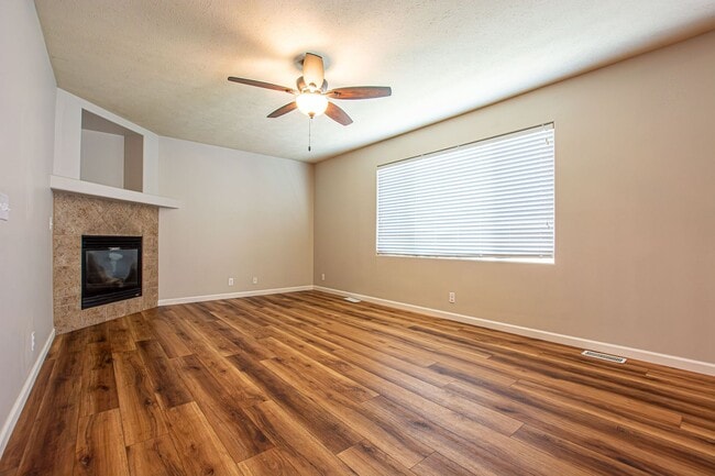 Building Photo - Extremely Spacious 3 Bedroom / 2.5 Bath Home in Bellevue!