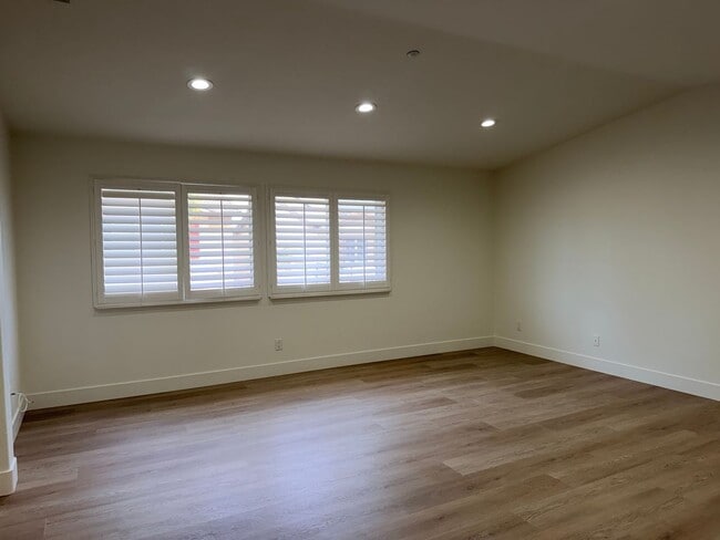 Building Photo - Amazing 5 bedroom home for rent in North Fontana