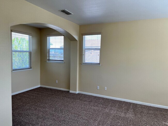 Building Photo - Beautiful home in Reflections gated community