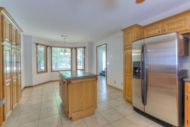 Building Photo - 2303 Friendship Dr