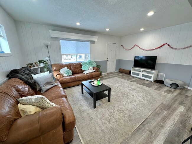 Building Photo - 382 N 200 E