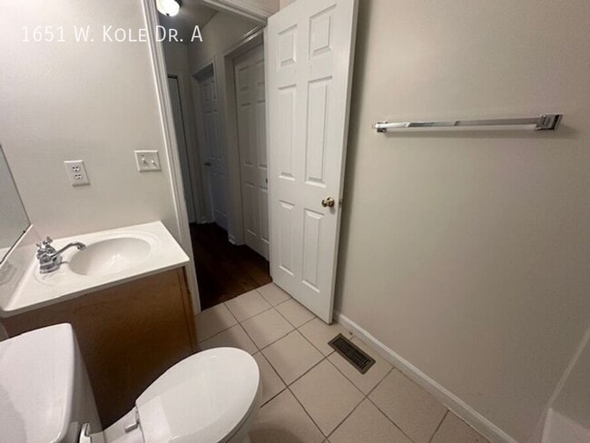 Building Photo - 1651 W Kole Dr