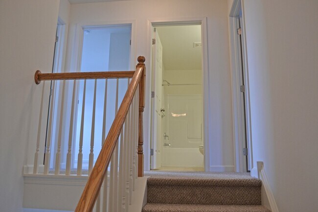 Building Photo - Maintenance Free 3 Bed 2.5Bath Townhome in...