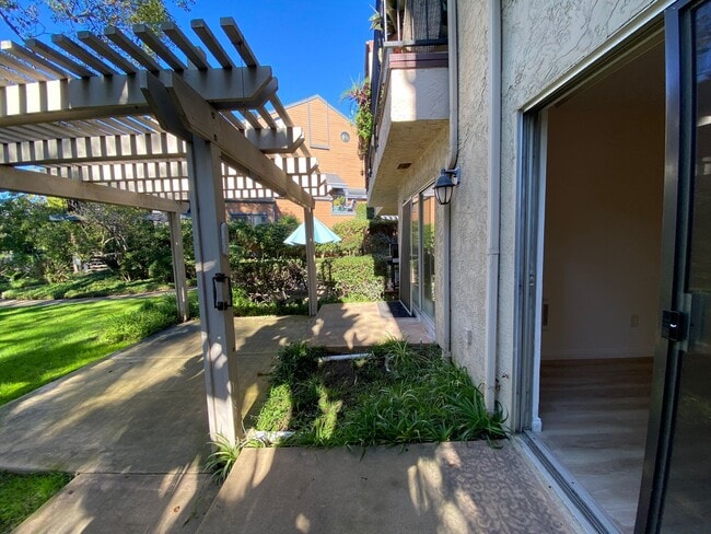 Building Photo - Spacious 2 Bedroom/ 2 Bath in the Highly Desired Tropical Setting of Windsong Cove Community of C...