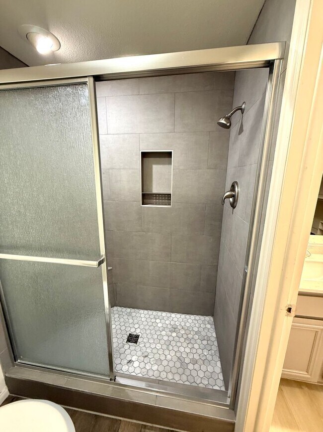 Building Photo - Upgraded townhome by Southgate Golf Course - Small dogs allowed