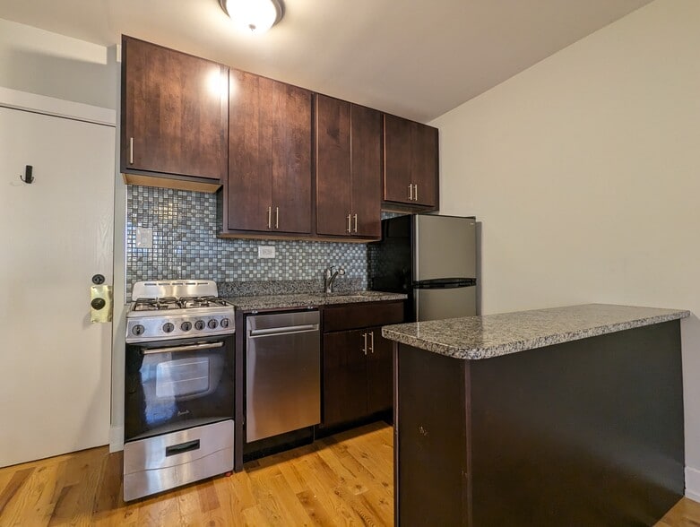 Building Photo - 813 W Cornelia Ave