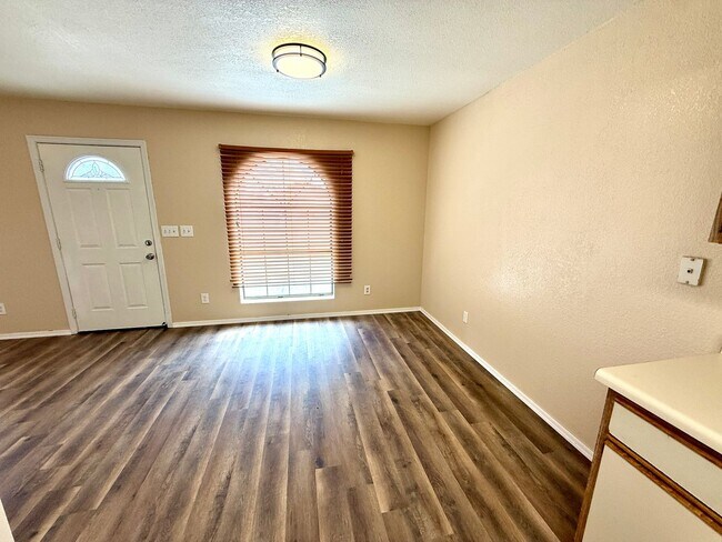 Building Photo - Cute 3 Bedroom 2 Bathroom House in Hualapa...