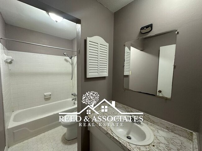Building Photo - 2 Bedroom in Colonial - Yorkshire