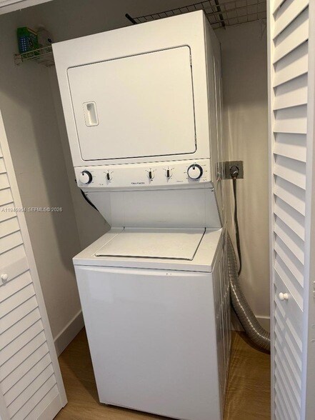 Building Photo - 1045 SW 122nd Ct