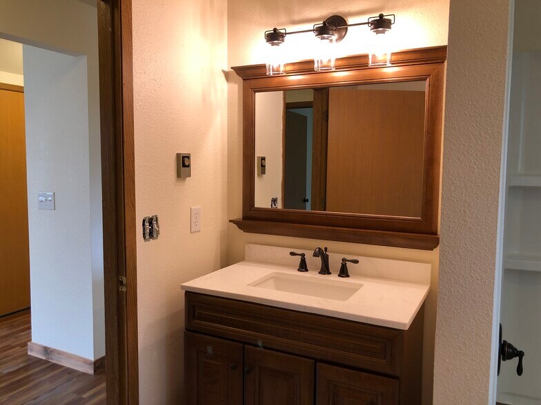 Building Photo - 605 Princeton Ave N