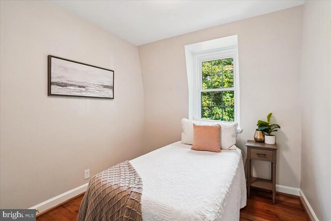 Building Photo - 4642 31st Rd S