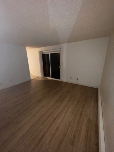 Building Photo - 297 Main St W