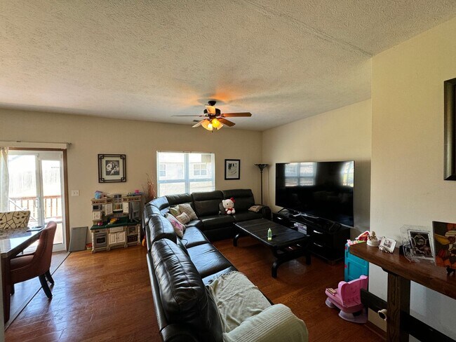 Building Photo - 3 Bedroom Home in Quiet Cul-de-sac!