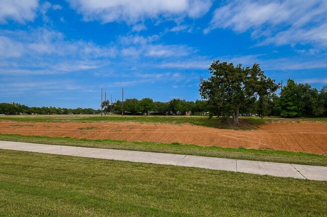 Building Photo - 4622 Forest Home Dr