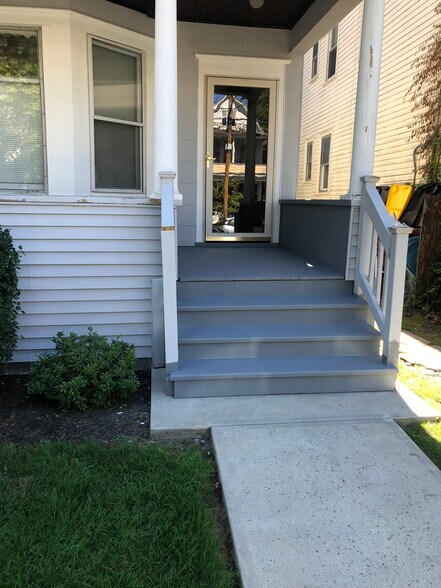 Building Photo - 640 Morris St