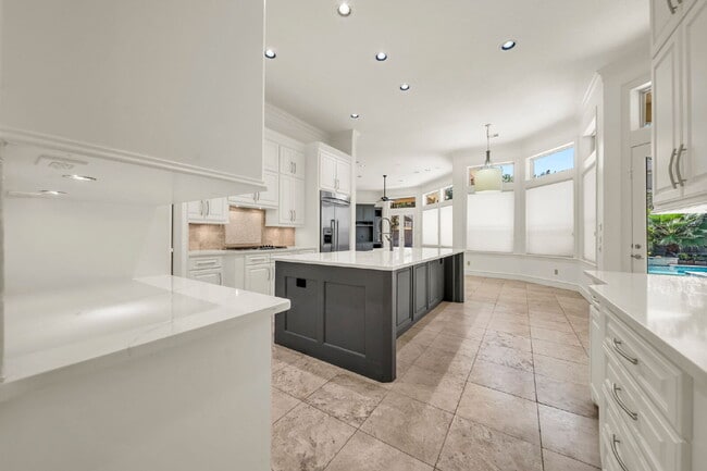 Building Photo - Exceptional 5-bedroom home (2 down) in des...