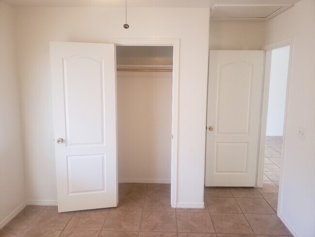 Building Photo - N Sunshine Blvd