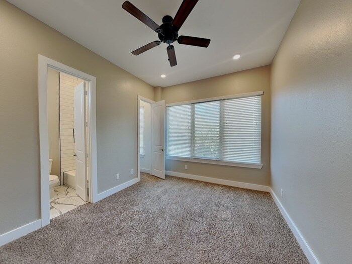 Building Photo - 223 Oriole St