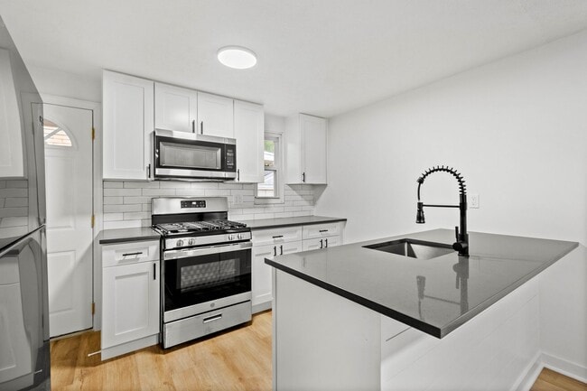 Building Photo - AVAILABLE OCT 1ST!! GORGEOUS 2 BEDROOM HOU...